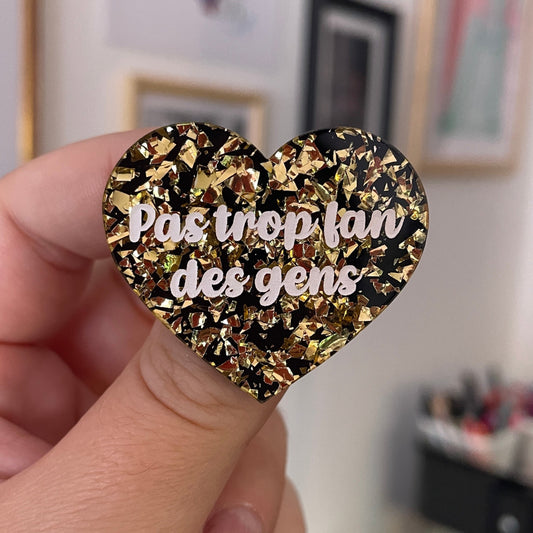 Broche "Pas trop fan des gens" en acrylique noir avec des éclats de confettis doré intermédiaire