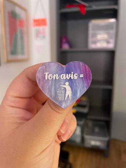 Broche "Ton avis = poubelle" en acrylique marbrée blanche, rose/violette et bleue