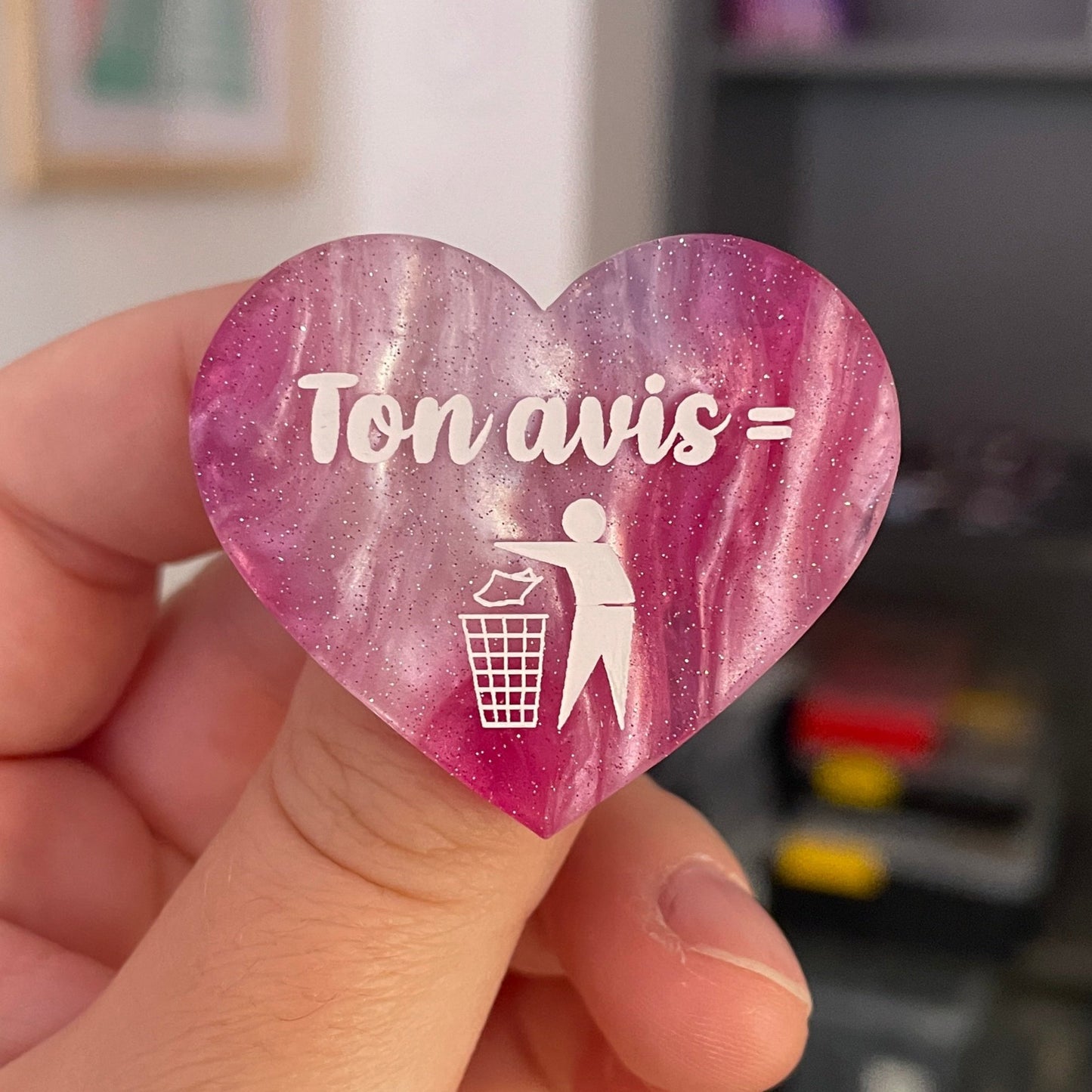 Broche "Ton avis = poubelle" en acrylique marbrée blanche, rose/violette et bleue