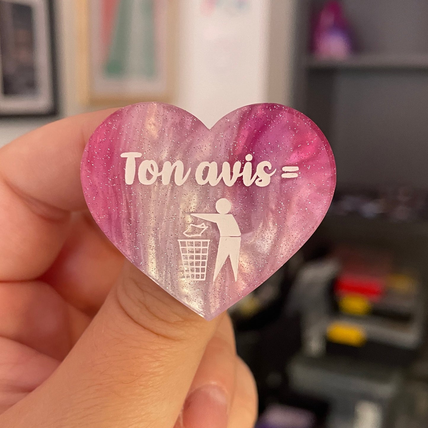 Broche "Ton avis = poubelle" en acrylique marbrée blanche, rose/violette et bleue