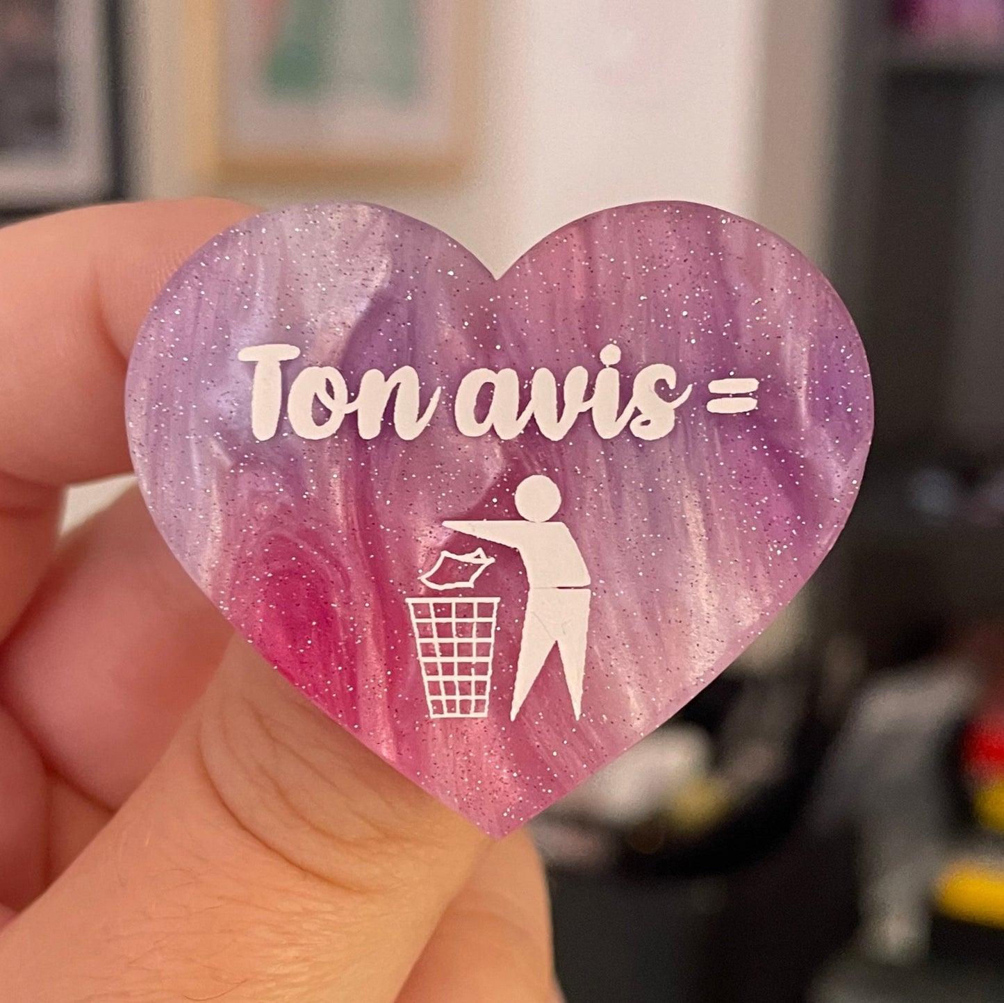 Broche "Ton avis = poubelle" en acrylique marbrée blanche, rose/violette et bleue