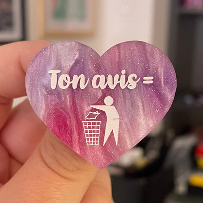 Broche "Ton avis = poubelle" en acrylique marbrée blanche, rose/violette et bleue