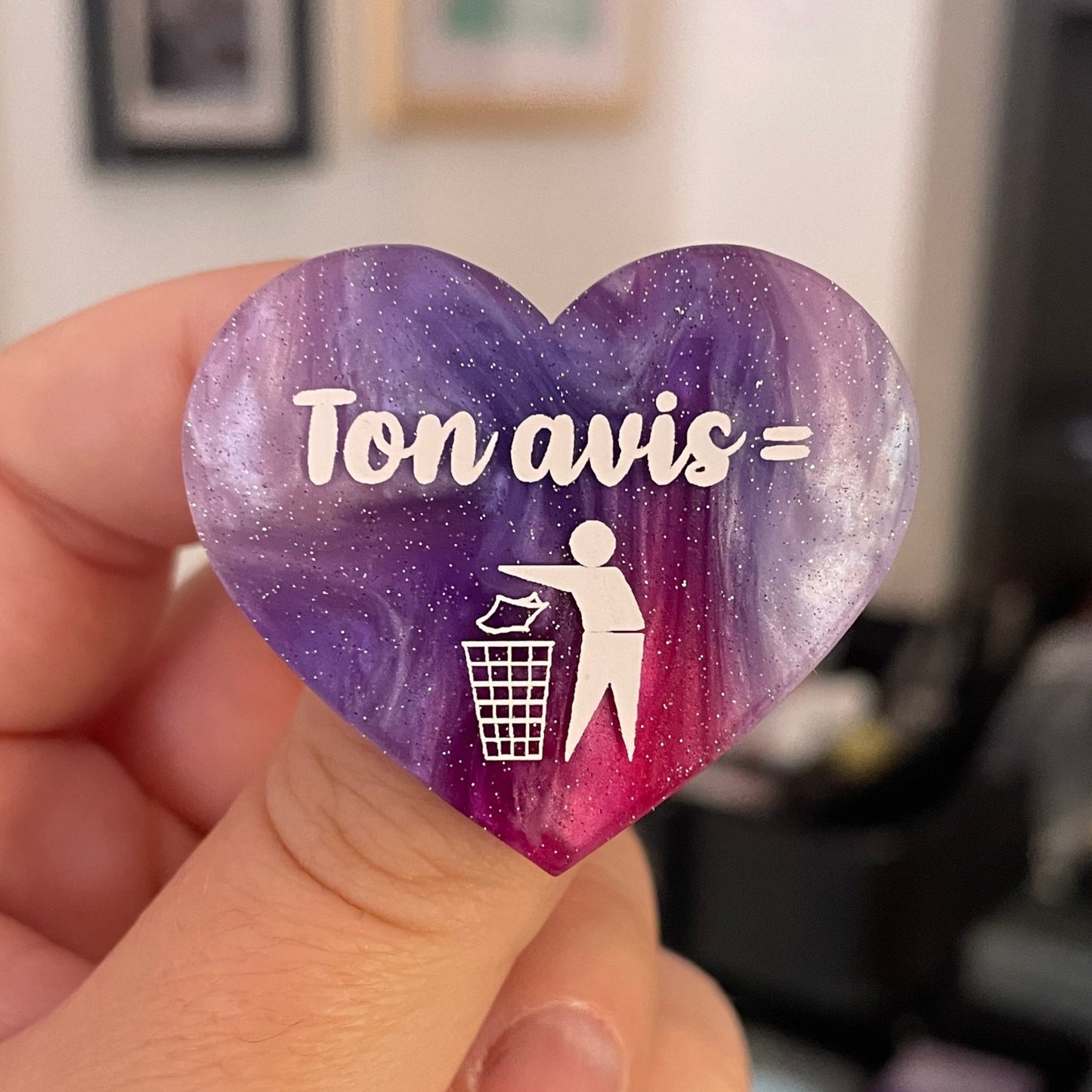 Broche "Ton avis = poubelle" en acrylique marbrée blanche, rose/violette et bleue