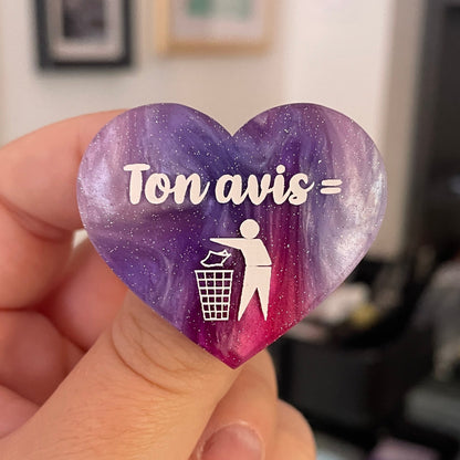 Broche "Ton avis = poubelle" en acrylique marbrée blanche, rose/violette et bleue