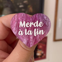 Charger l&#39;image dans la galerie, Broche &quot;Merde à la fin&quot; en acrylique marbrée blanche, rose et violette à paillettes