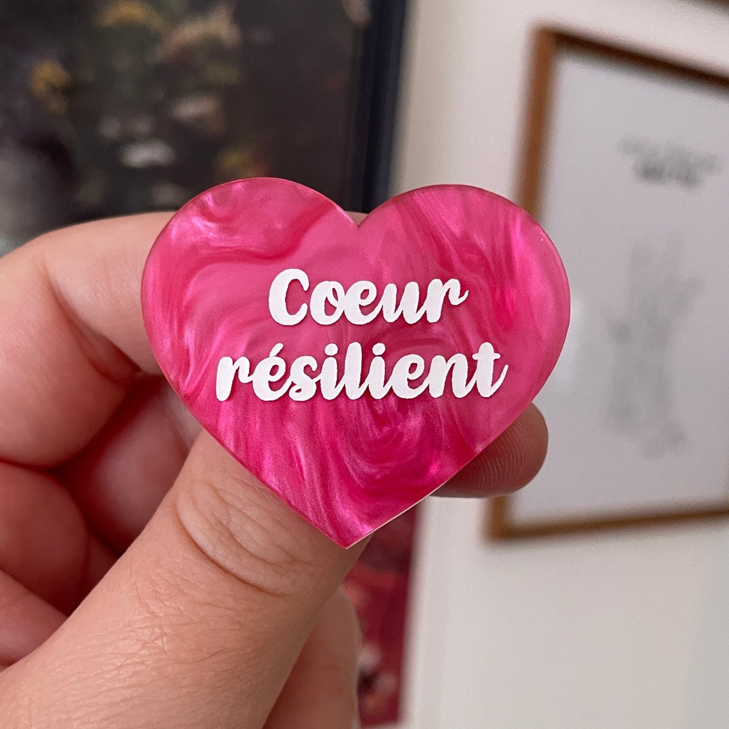 Broche "Coeur résilient" en acrylique marbrée rose