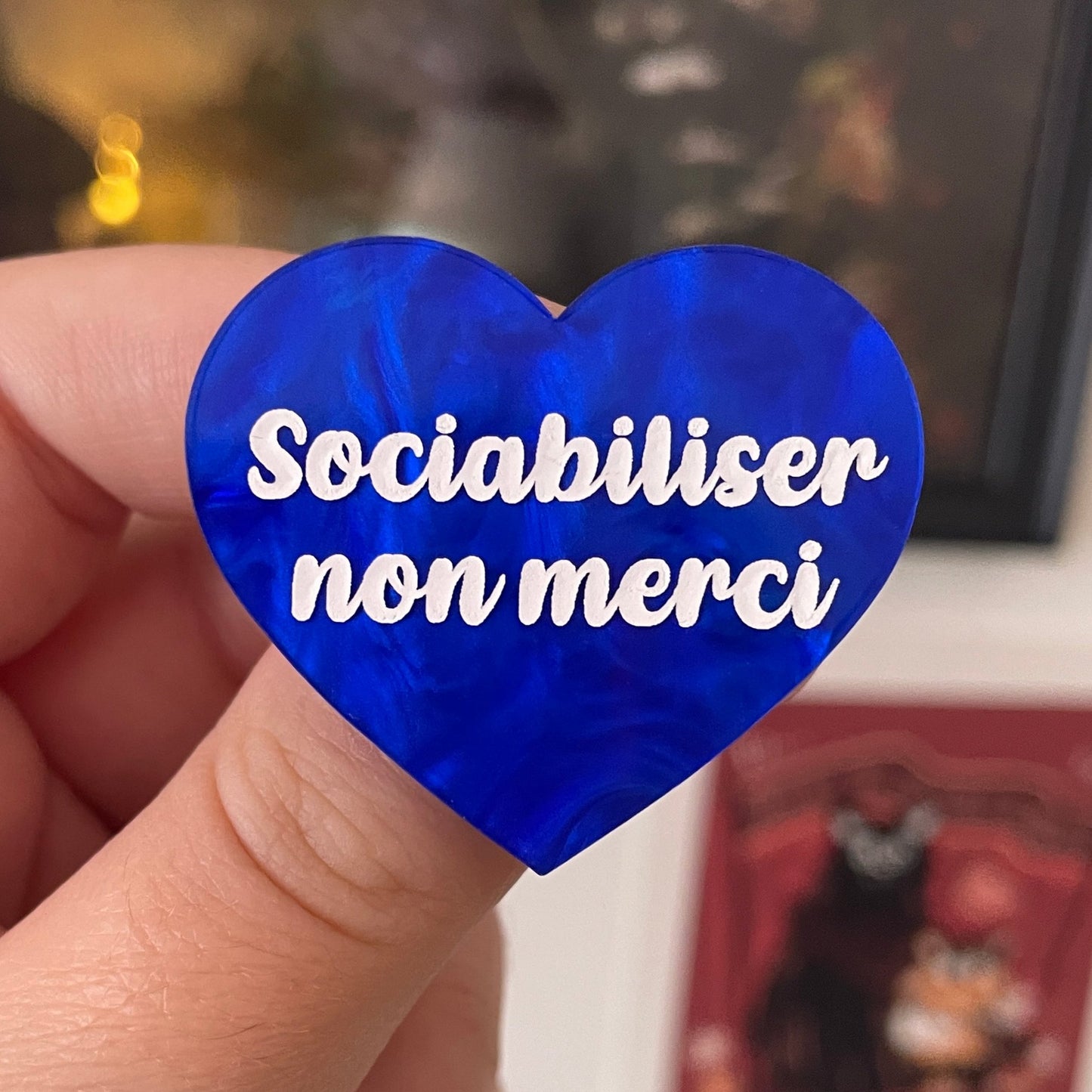 Broche "Sociabiliser non merci" en acrylique marbrée bleue