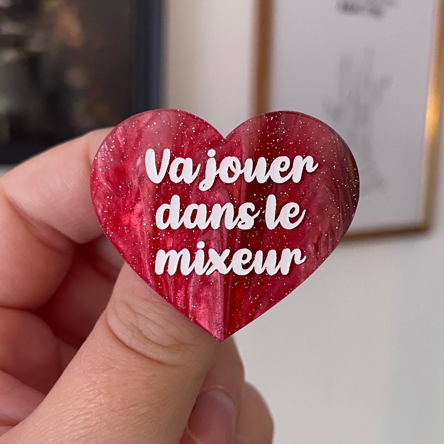 Broche "Va jouer dans le mixeur" en acrylique marbrée rouge, blanche et marron