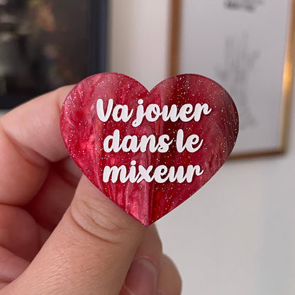 Broche "Va jouer dans le mixeur" en acrylique marbrée rouge, blanche et marron