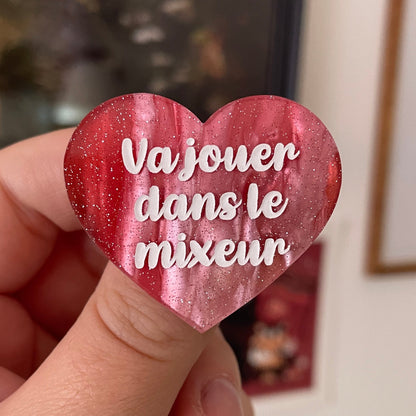 Broche "Va jouer dans le mixeur" en acrylique marbrée rouge, blanche et marron
