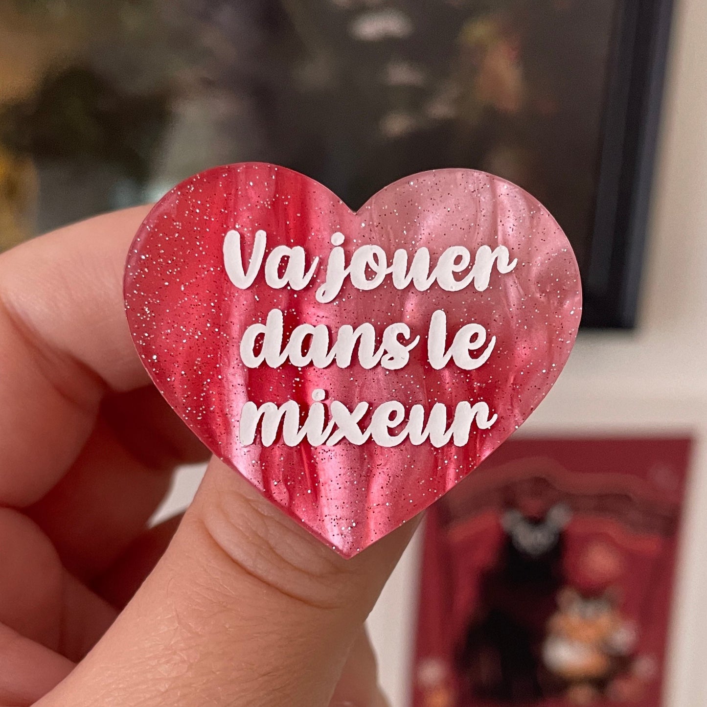 Broche "Va jouer dans le mixeur" en acrylique marbrée rouge, blanche et marron