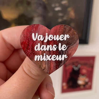Broche "Va jouer dans le mixeur" en acrylique marbrée rouge, blanche et marron