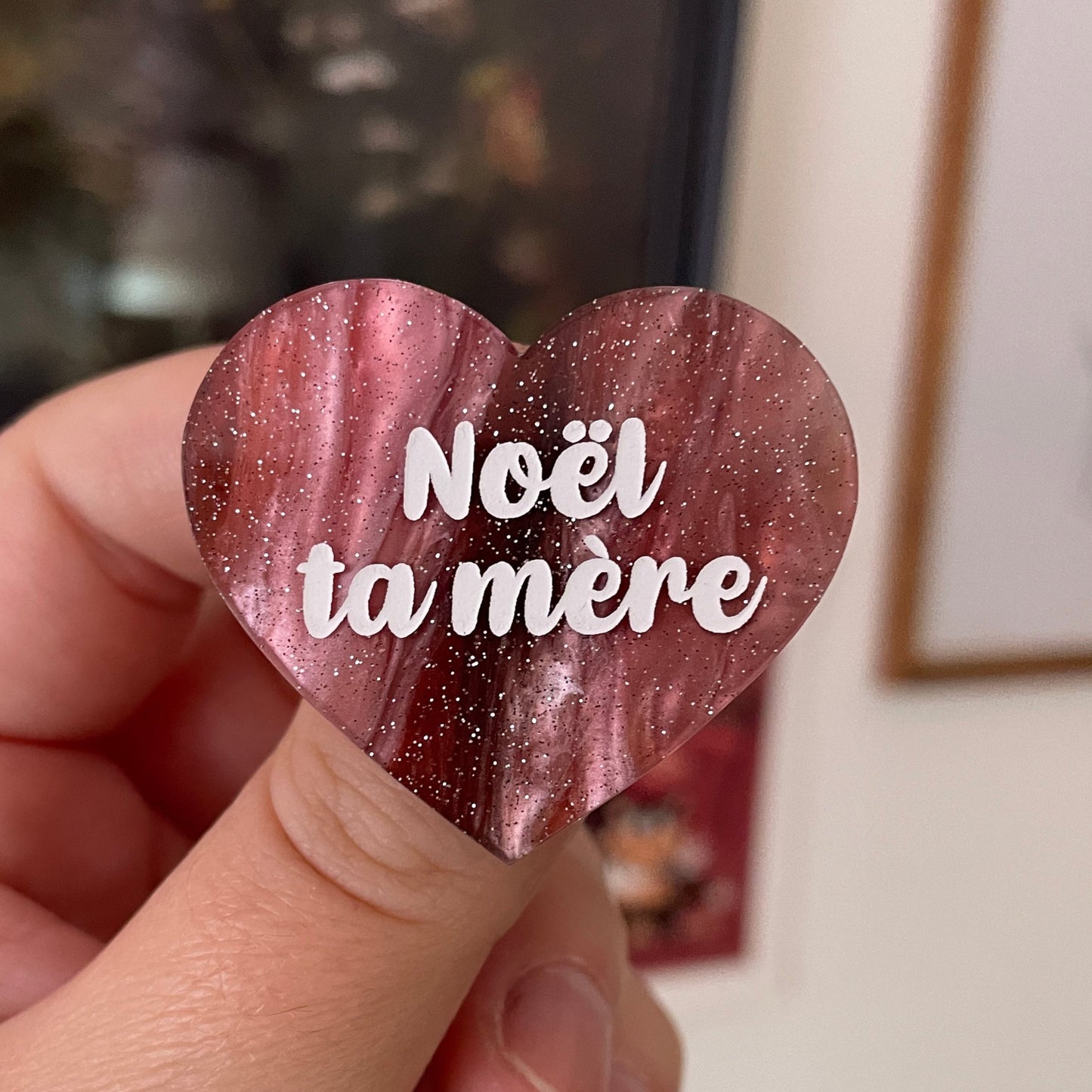 Broche "Noël ta mère" en acrylique marbrée rouge, verte, marron et blanche