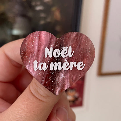 Broche "Noël ta mère" en acrylique marbrée rouge, verte, marron et blanche