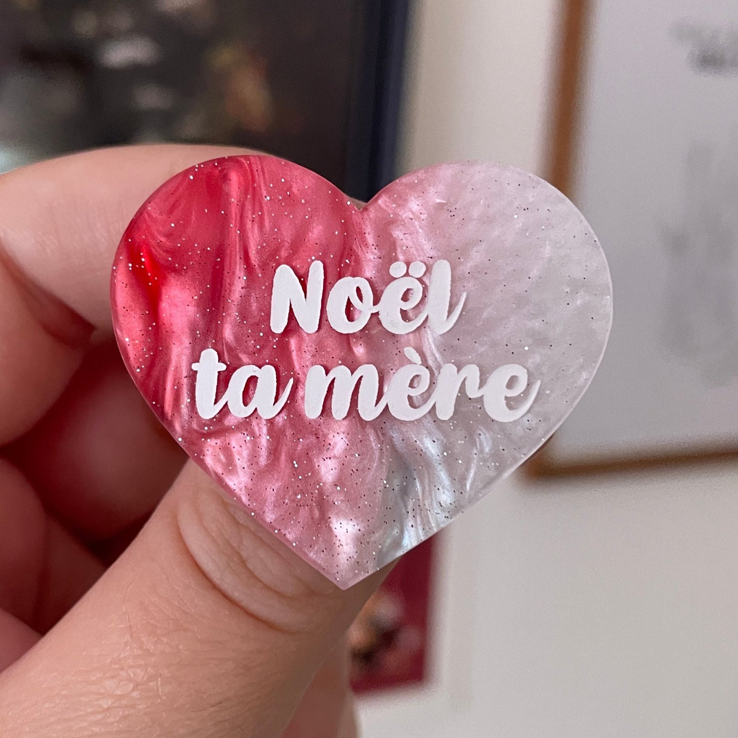 Broche "Noël ta mère" en acrylique marbrée rouge, verte, marron et blanche