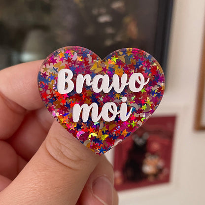Broche "Bravo moi" en acrylique semi-transparente avec des confettis multicolores