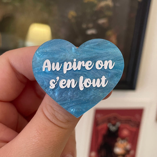 Broche "Au pire on s'en fout" en acrylique marbrée bleue à paillettes
