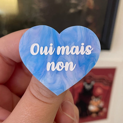 Broche "Oui mais non" en acrylique marbrée bleue, violette et blanche
