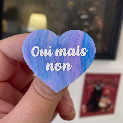 Broche "Oui mais non" en acrylique marbrée bleue, violette et blanche