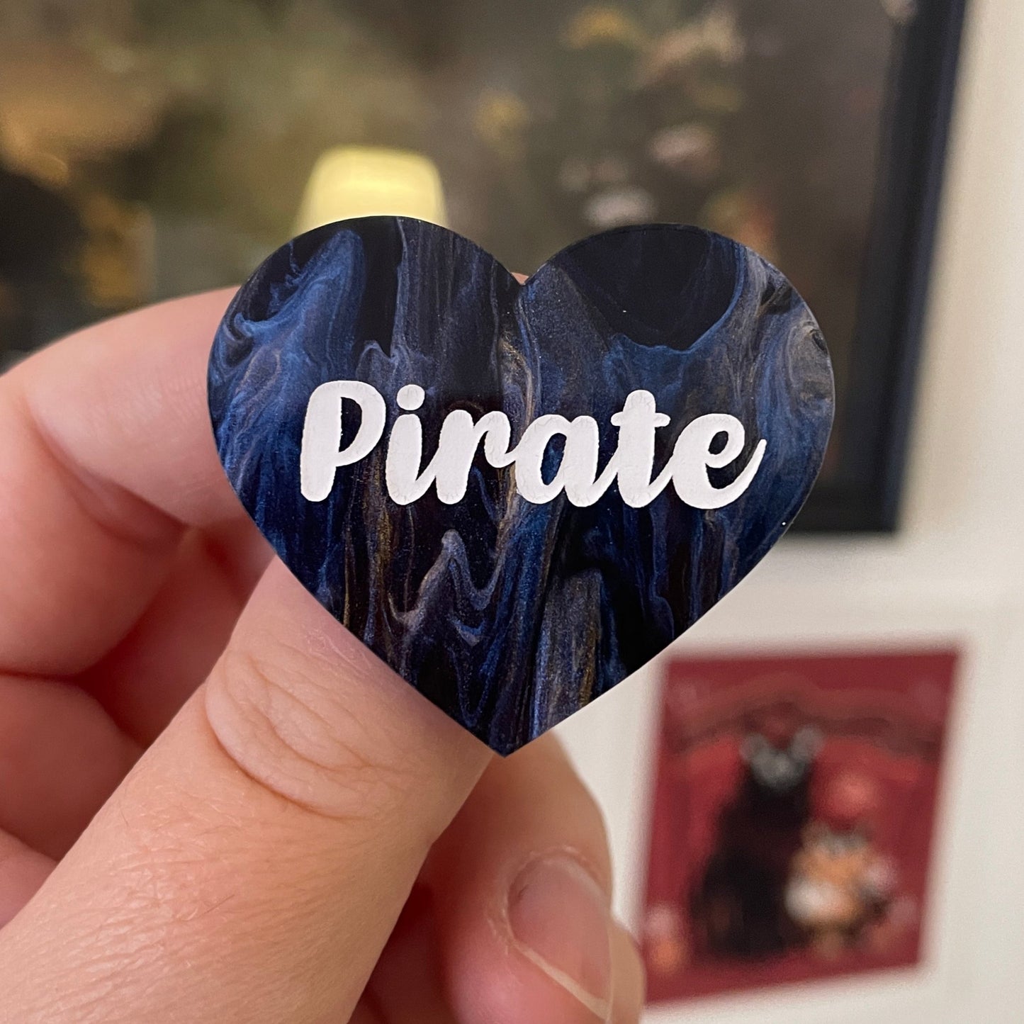 Broche "Pirate" en acrylique marbrée bleue, noire et dorée