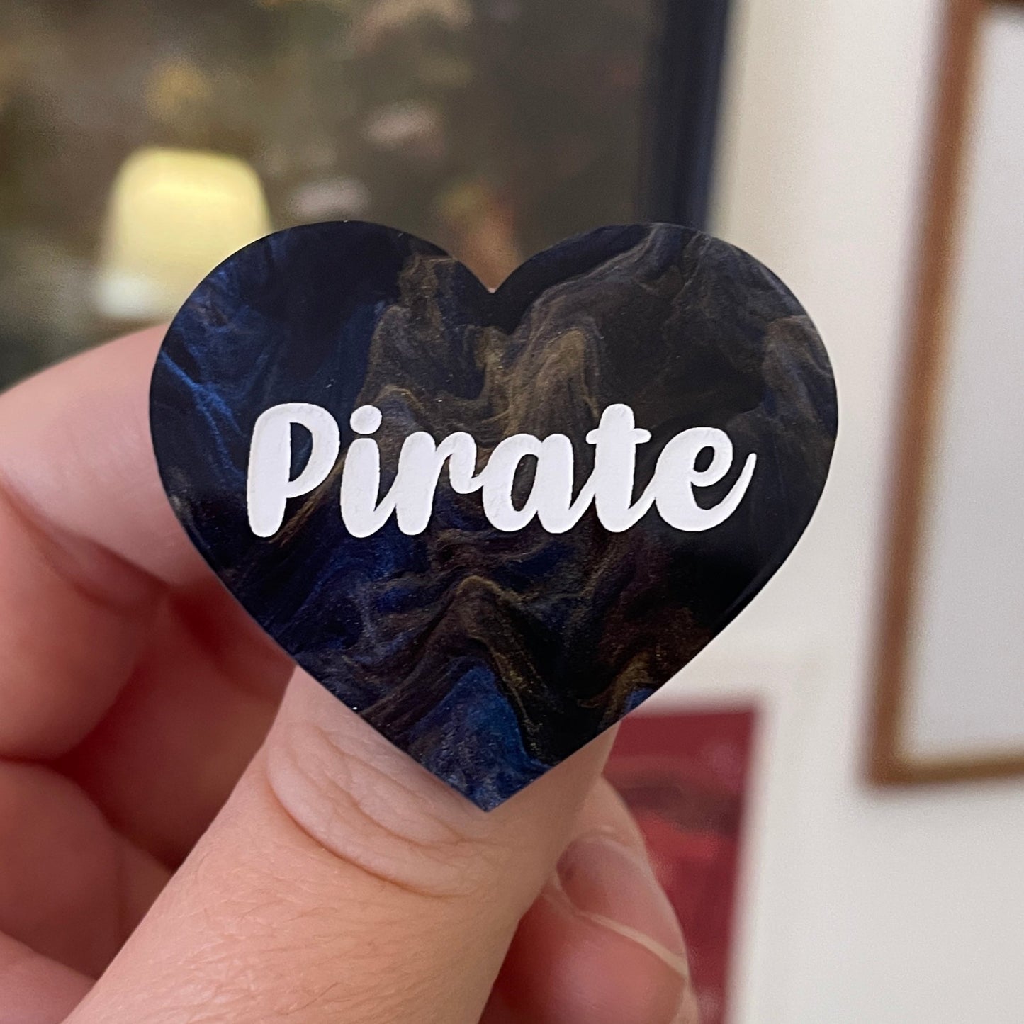 Broche "Pirate" en acrylique marbrée bleue, noire et dorée