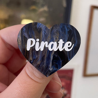 Broche "Pirate" en acrylique marbrée bleue, noire et dorée