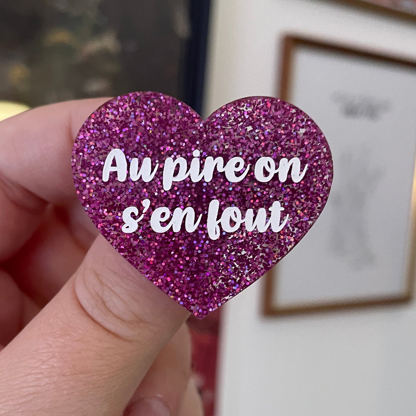 Broche "Au pire on s'en fout" en acrylique à paillettes roses holographiques