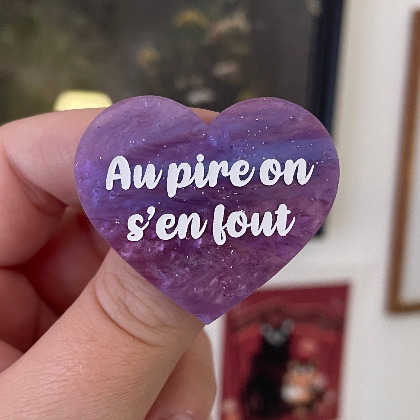 Broche "Au pire on s'en fout" en acrylique marbrée violette à paillettes