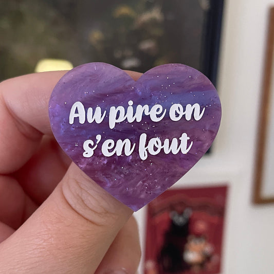 Broche "Au pire on s'en fout" en acrylique marbrée violette à paillettes