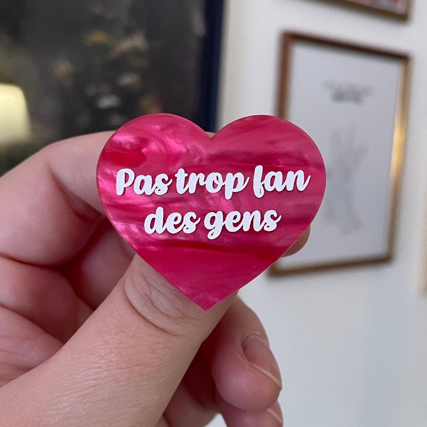 Broche "Pas trop fan des gens" en acrylique marbrée rose