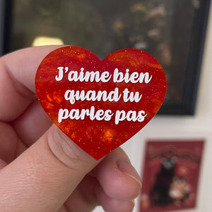 Broche "J'aime bien quand tu parles pas" en acrylique marbrée orange à paillettes