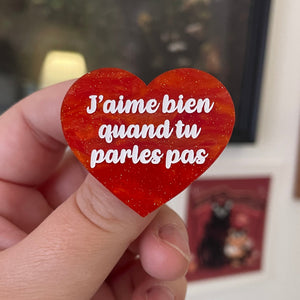 Broche "J'aime bien quand tu parles pas" en acrylique marbrée orange à paillettes