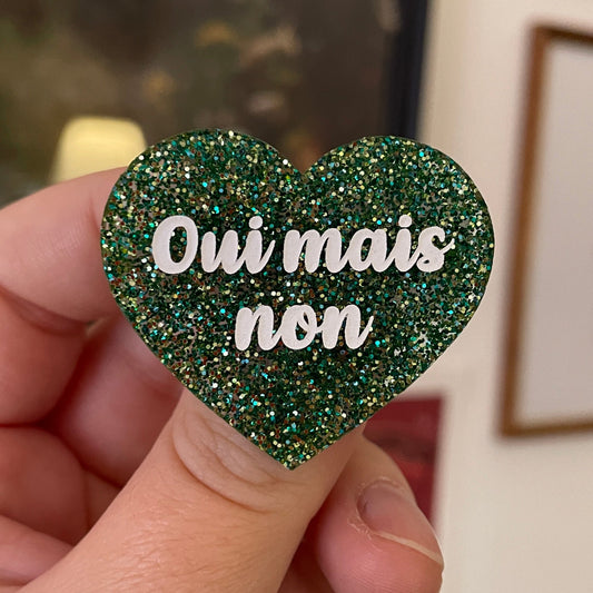 Broche "Oui mais non" en acrylique à paillettes vertes