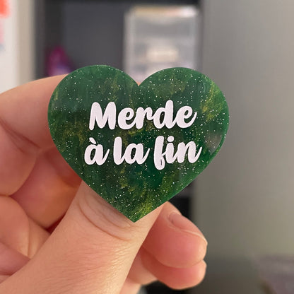 Broche "Merde à la fin" en acrylique marbrée verte et dorée
