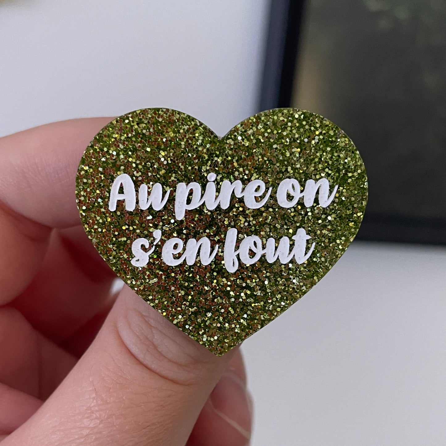 Broche "Au pire on s'en fout" en acrylique à paillettes vertes