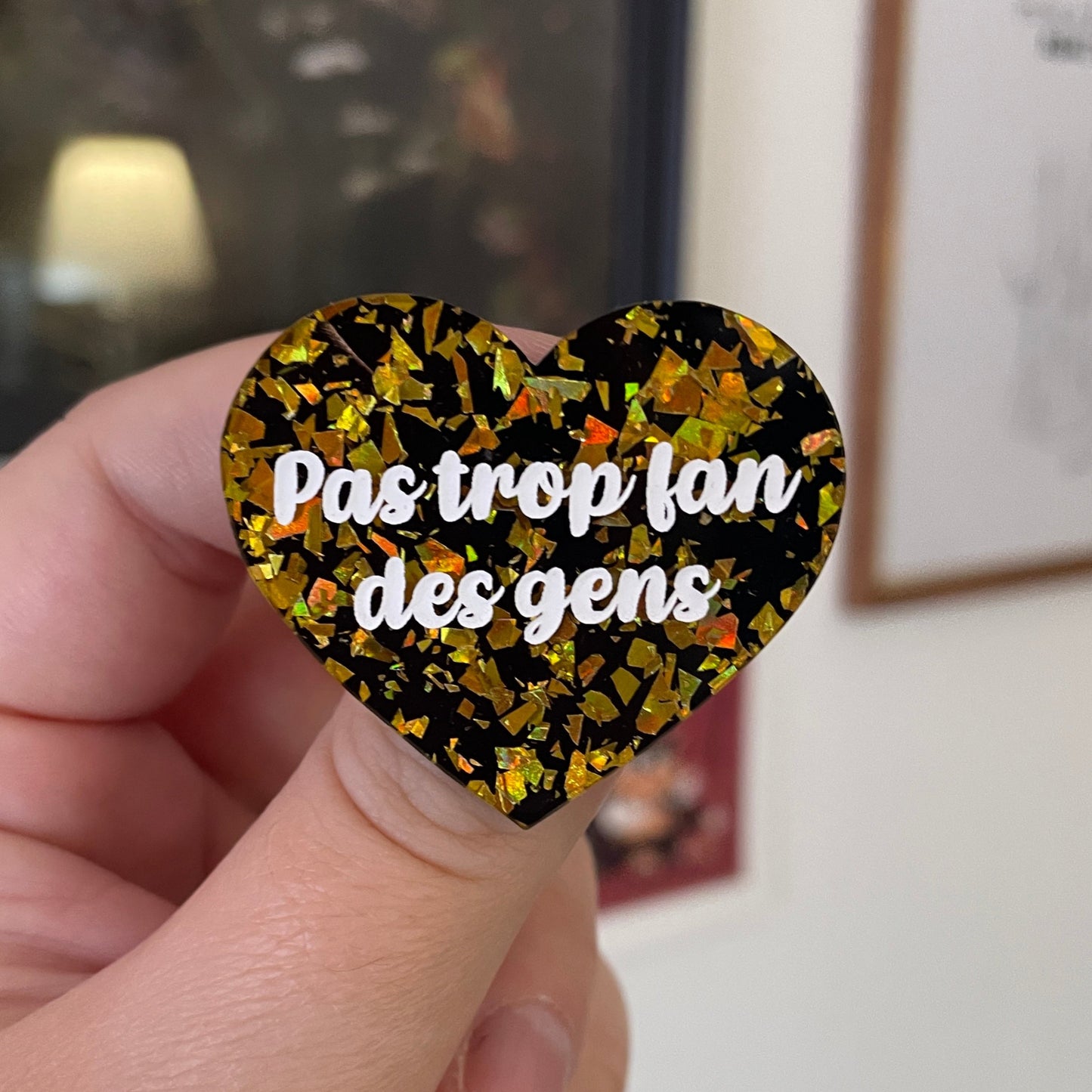 Broche "Pas trop fan des gens" en acrylique noir avec des éclats de confettis doré vif