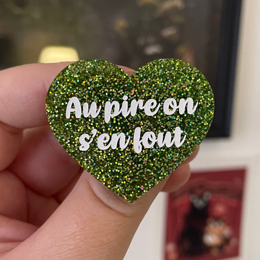 Broche "Au pire on s'en fout" en acrylique à paillettes vertes holographiques