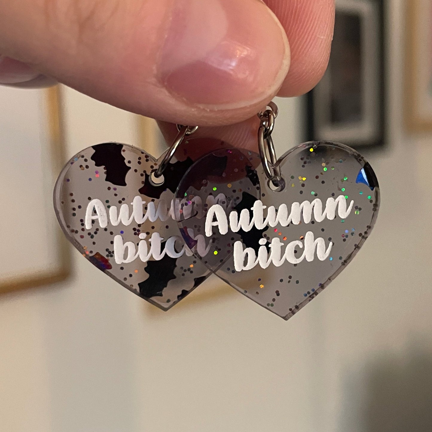 [CONTRÔLE TECHNIQUE] Petites boucles d'oreilles coeurs pendantes "Autumn bitch" en acrylique transparente avec des chauve-souris et des paillettes
