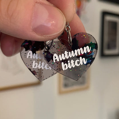 Petites boucles d'oreilles coeurs pendantes "Autumn bitch" en acrylique transparente avec des chauve-souris et des paillettes