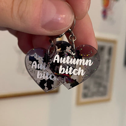 Petites boucles d'oreilles coeurs pendantes "Autumn bitch" en acrylique transparente avec des chauve-souris et des paillettes