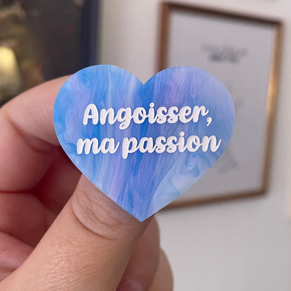 [CONTRÔLE TECHNIQUE] Broche "Angoisser, ma passion" en acrylique marbrée blanche, bleue et violette