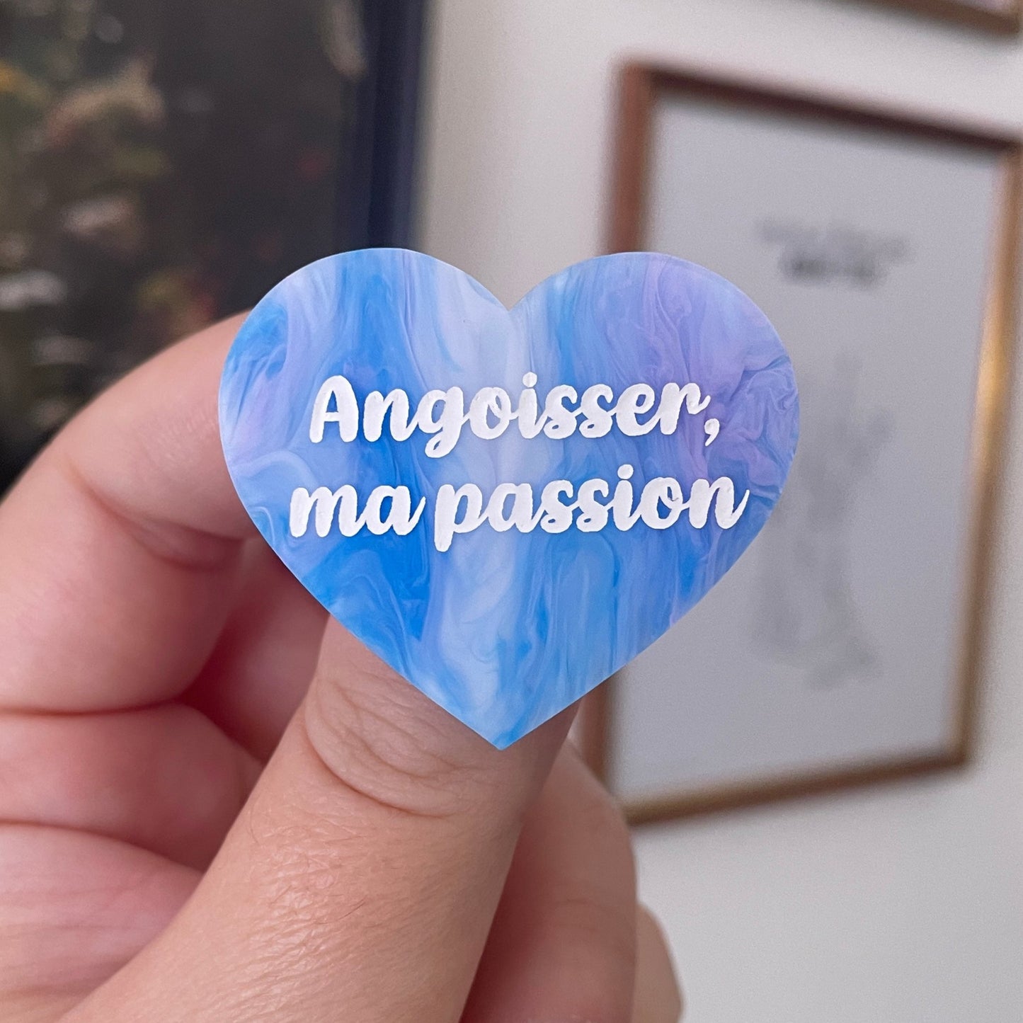 [CONTRÔLE TECHNIQUE] Broche "Angoisser, ma passion" en acrylique marbrée blanche, bleue et violette