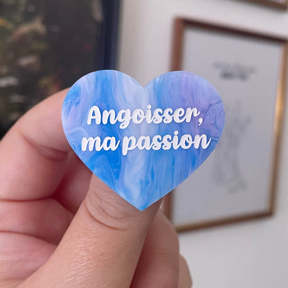 [CONTRÔLE TECHNIQUE] Broche "Angoisser, ma passion" en acrylique marbrée blanche, bleue et violette