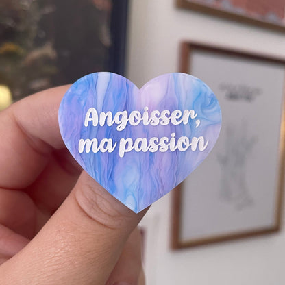 [CONTRÔLE TECHNIQUE] Broche "Angoisser, ma passion" en acrylique marbrée blanche, bleue et violette