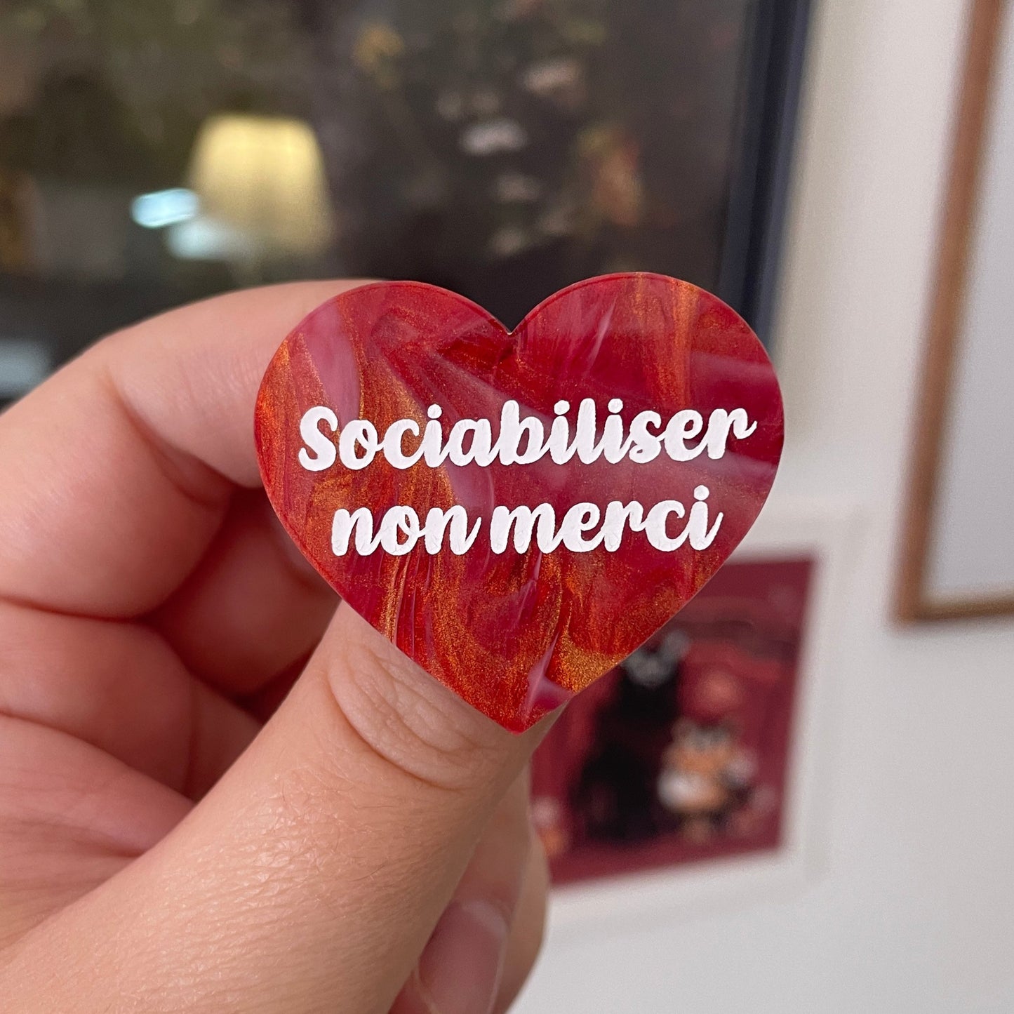 [CONTRÔLE TECHNIQUE] Broche "Sociabiliser non merci" en acrylique marbrée rouge, dorée et blanche