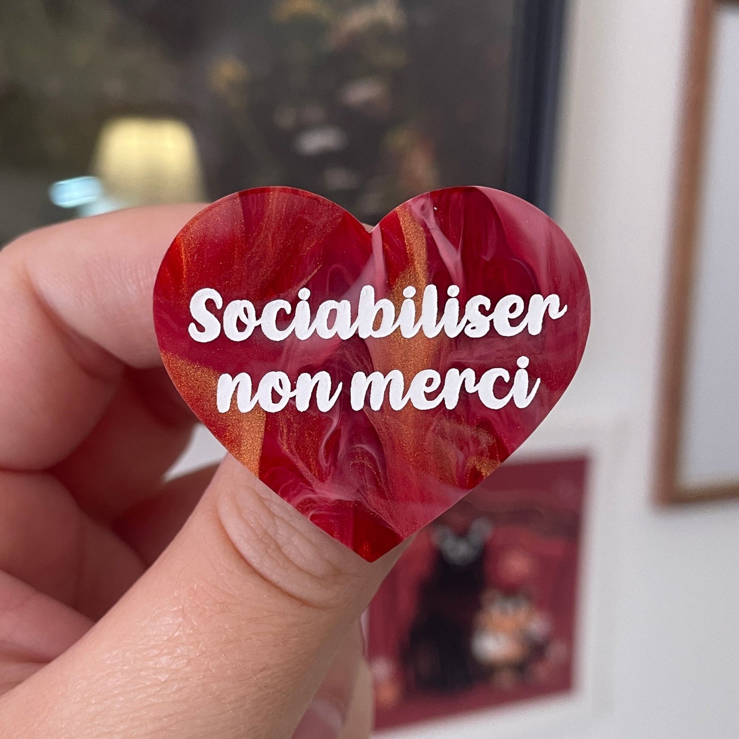 [CONTRÔLE TECHNIQUE] Broche "Sociabiliser non merci" en acrylique marbrée rouge, dorée et blanche