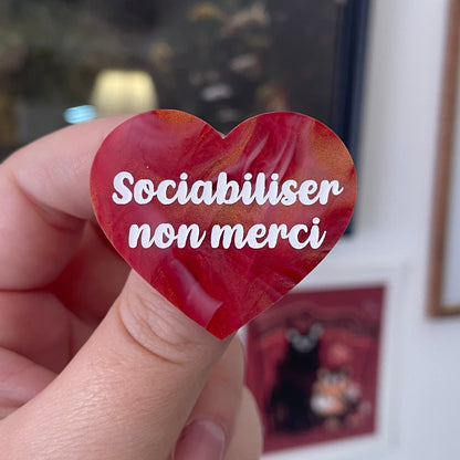[CONTRÔLE TECHNIQUE] Broche "Sociabiliser non merci" en acrylique marbrée rouge, dorée et blanche