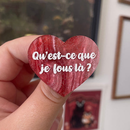[CONTRÔLE TECHNIQUE] Broche "Qu'est-ce que je fous là ?" en acrylique marbrée blanche, rouge et marron