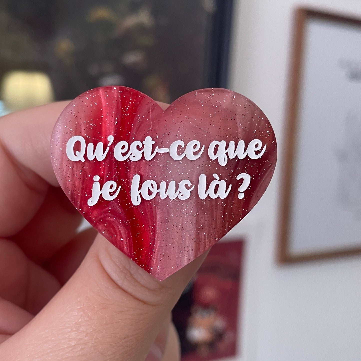 [CONTRÔLE TECHNIQUE] Broche "Qu'est-ce que je fous là ?" en acrylique marbrée blanche, rouge et marron