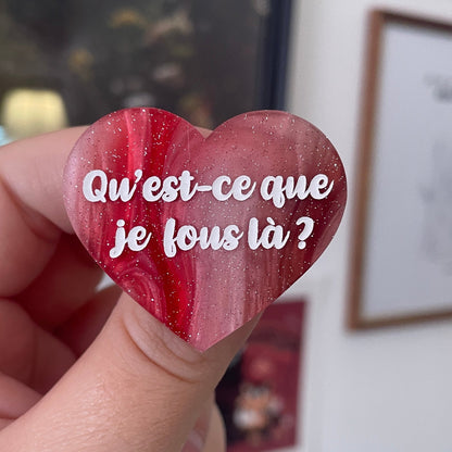 [CONTRÔLE TECHNIQUE] Broche "Qu'est-ce que je fous là ?" en acrylique marbrée blanche, rouge et marron